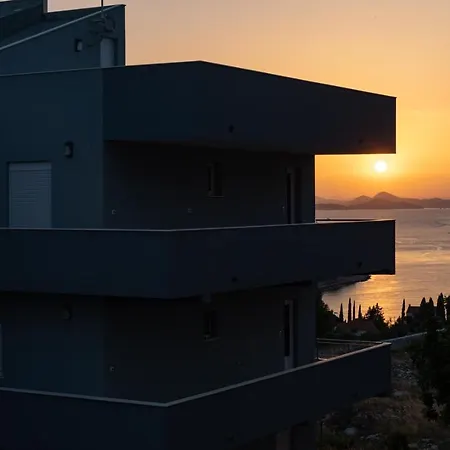With View On Dubrovnik & Sea *